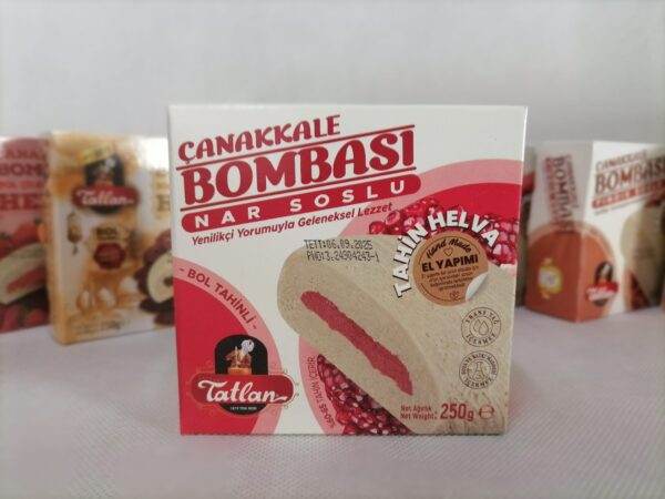 Chałwa sezamowa z sosem granatowym z białą czekoladą