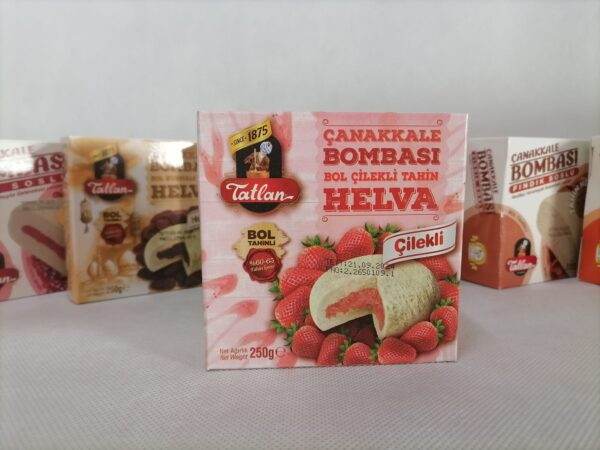 Chałwa sezamowa z sosem truskawkowym